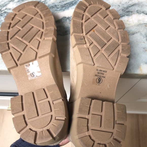 Soda like new lug sole ankle boot suede like wheat color boot pull on 9 - Picture 7 of 7